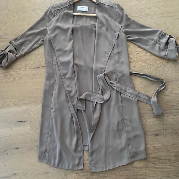 Barely Worn Sold Out Babaton Flowy Trench Coat Size Small Taupe Color - Picture 2 of 10